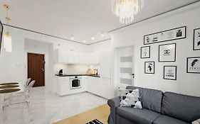Grand Theatre Prime Apartment By Bookinghost